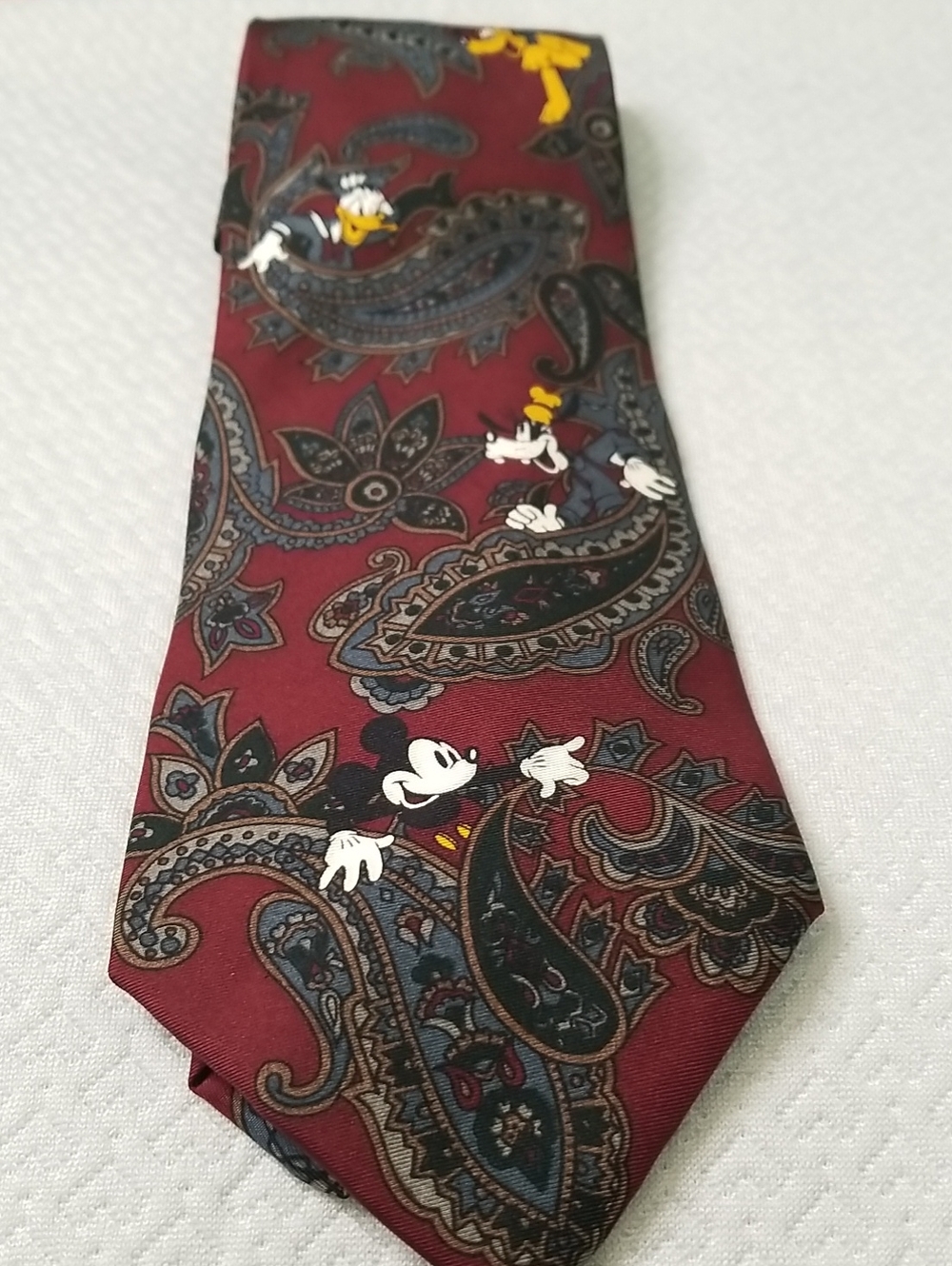 The Disney Company mens necktie 100% silk Disney Charachters EUC